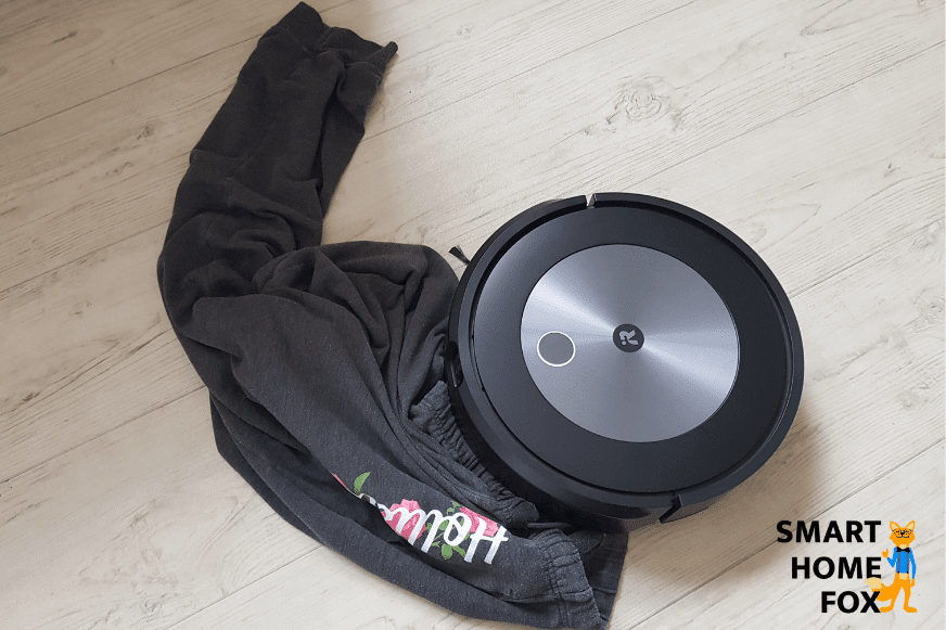 roomba J7+ sur un vêtement